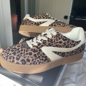 Dolce Vita RUSSO light leopard platform sneakers, size 8